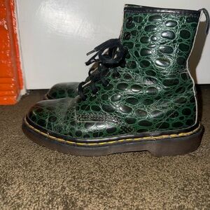 Dr. Martens croc leather boots sz 6